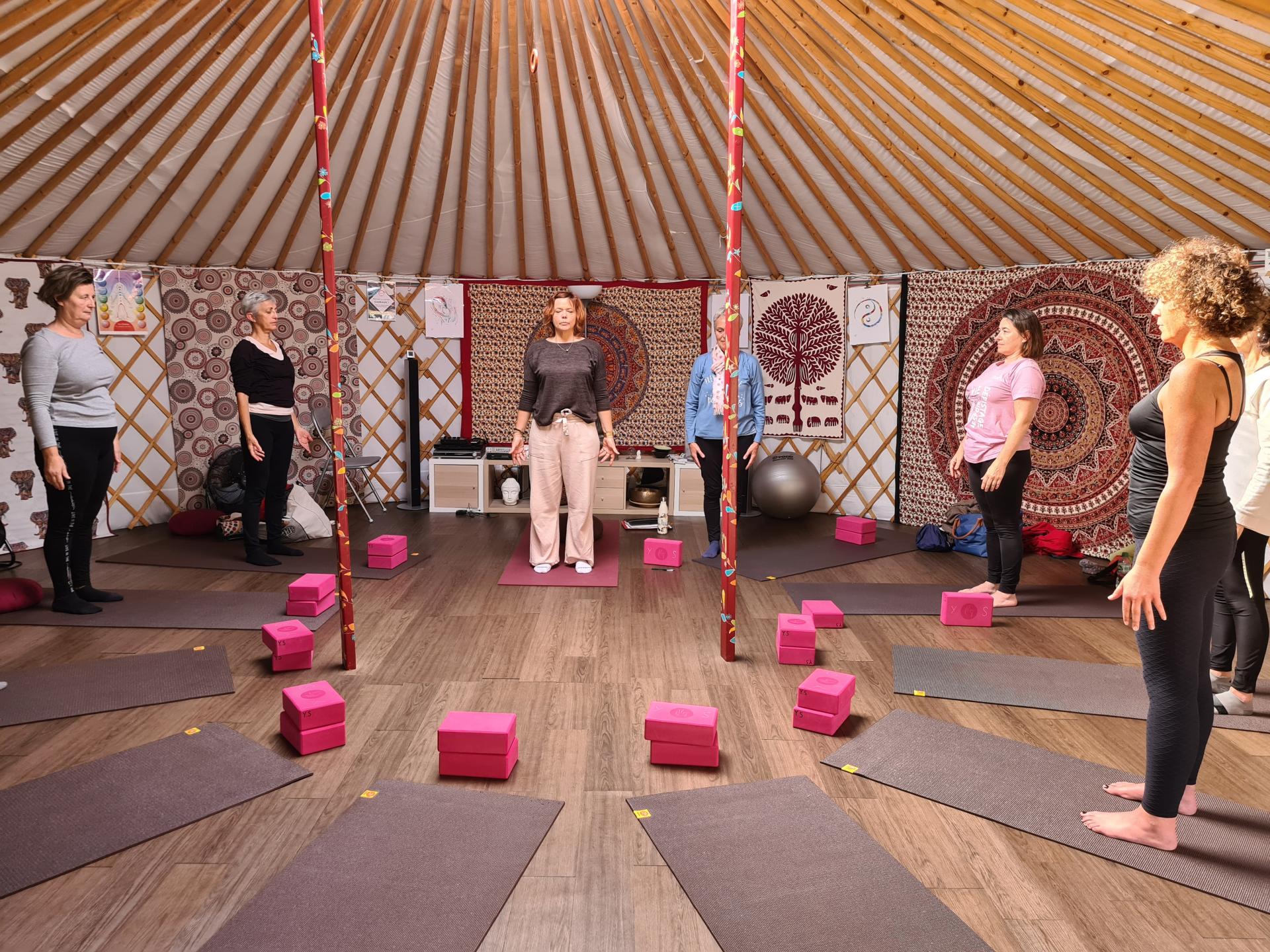 L'intérieur de la yourte de yoga shakti Langoiran