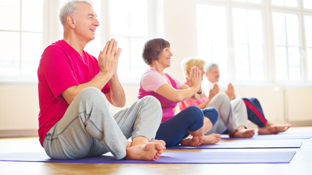 Pratique de postures de yoga doux pour améliorer la mobilité des séniors