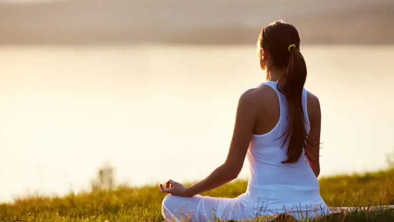cours de yoga et méditation à langoiran, trouver la paix intérieure à travers la solitude choisie
