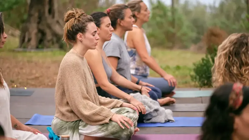 enseignant de yoga à langoiran guidant un élève, apprentissage continu et pratique du yoga